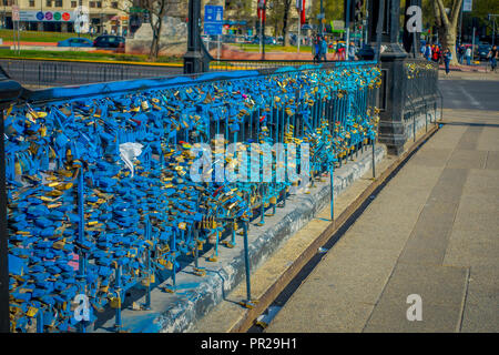 Im Freien in einer Reihe von Liebe Schlösser Bügelschlössern angekettet über den Fluss mapocho Providencia Santiago Chile zu Steg Stockfoto