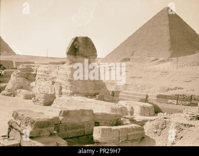 Ägypten. Sphinx und Pyramiden. Gen [allgemeinen] Ansicht mit Pyramide im Hintergrund. 1934, Ägypten, Jīzah, Trang Stockfoto