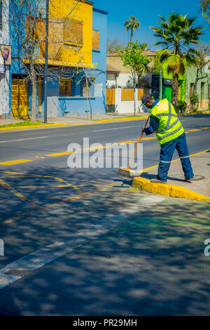 SANTIAGO, CHILE - 17. SEPTEMBER 2018: Im Freien von nicht identifizierten Mann in Uniform und fegt die Straßen im Zentrum der Stadt von Santiago Stockfoto