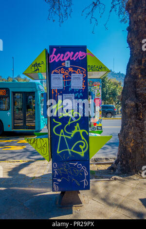 SANTIAGO, CHILE - 17. SEPTEMBER 2018: Im freien Blick auf das Münztelefon Kabine in den Straßen von Downtown in Santiago de Chile Stockfoto