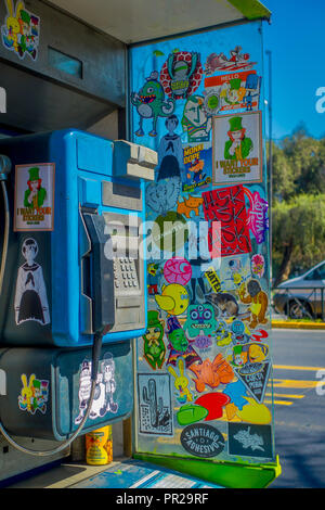 SANTIAGO, CHILE - 17. SEPTEMBER 2018: Im freien Blick auf das Münztelefon Kabine in den Straßen von Downtown in Santiago de Chile Stockfoto