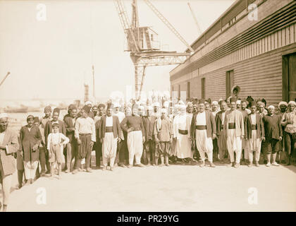 Palästina Unruhen 1936. Kopf Schiffer und die stauer auf der Jaffa Landeplatz in der Bereitschaft zur Wiederaufnahme der Arbeit gesammelt. 1936 Stockfoto