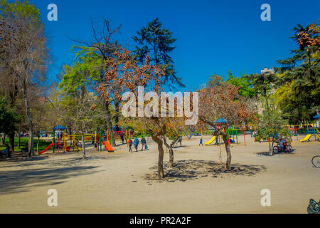 SANTIAGO, CHILE - 17. SEPTEMBER 2018: unbekannte Menschen zu Fuß in den sandigen Spielplatz am Forestal Parks in Santiago, der Hauptstadt Chiles Stockfoto