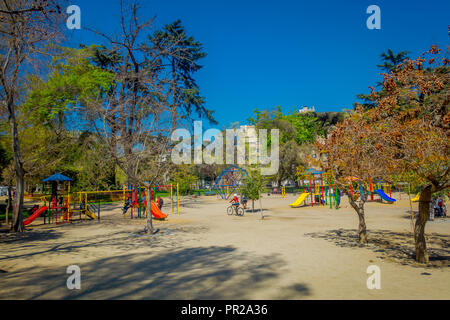 SANTIAGO, CHILE - 17. SEPTEMBER 2018: unbekannte Menschen zu Fuß in den sandigen Spielplatz am Forestal Parks in Santiago, der Hauptstadt Chiles Stockfoto