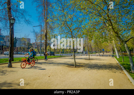 SANTIAGO, CHILE - 13 September, 2018: Unbekannter Touristen entspannen im Forestal Parks in Santiago, der Hauptstadt Chiles Stockfoto