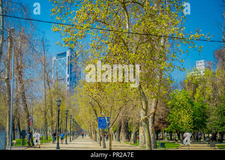 SANTIAGO, CHILE - 13 September, 2018: Unbekannter Touristen entspannen im Forestal Parks in Santiago, der Hauptstadt Chiles Stockfoto