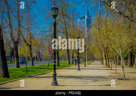 SANTIAGO, CHILE - 13 September, 2018: Unbekannter Touristen entspannen im Forestal Parks in Santiago, der Hauptstadt Chiles Stockfoto