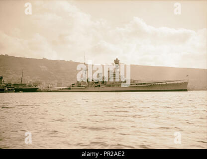 Haifa, aufgrund von terroristischen Handlungen und Maßnahmen der Regierung. H.M.S. Repulse mit Haifa im Hintergrund. 1938, Israel, Haifa Stockfoto