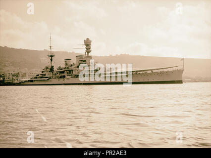 Haifa, aufgrund von terroristischen Handlungen und Maßnahmen der Regierung. H.M.S. Repulse mit Haifa im Hintergrund, silhouette Wirkung Stockfoto