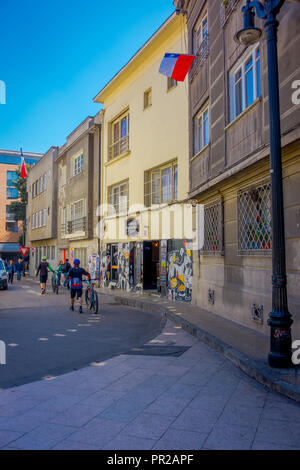 SANTIAGO, CHILE - 13 September, 2018: Die unbekannte Menschen zu Fuß in den Straßen von Lastarria Nachbarschaft in Santiago de Chile Stockfoto