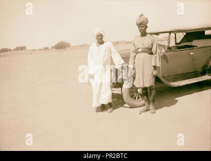 Sudan. Khartum. Dain el-Tashy. Sudanesische Chauffeur & Dolmetscher mit Auto. 1936, Sudan, Khartum Stockfoto