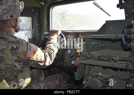 Spc. Charles Vincent der 1225Th Ingenieur Loslösung, 59th Truppe den Befehl, fährt ein Hmmwv, die nicht-standard live - Feuer bei Joint National Training Center, so dass er und sein Team eine topographische Vermessung des Landes leiten können. Dieses Projekt ist ein Teil der entschlossenen Schloss 17, eine Operation zu helfen, Beziehungen mit der NATO auszubauen und seine Kapazität für die gemeinsame Ausbildung und die Reaktion auf Bedrohungen in der Region verbessern. Stockfoto