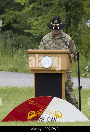 Lt.Col Leonard Poirier, ausgehende Commander, 1.Staffel, 172Nd Infanterie Regiment (Berg), Adressen seiner Soldaten während der Änderung der Befehl Zeremonie am Lager Ethan Allen Training Website, Jericho, Vt, 23. Juli 2017. Oberstleutnant Poirier Befehl auf eingehende Kommandant Oberstleutnant Kevin Biggie aufgegeben. Stockfoto