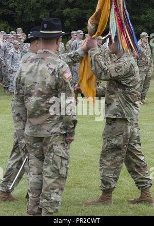 Command Sgt. Maj. Andrew Campagne, 1.Staffel, 172Nd Infanterie Regiment (Berg), übergibt die Farben der Einheit die scheidenden Kommandeur Oberstleutnant Leonard Poirier, 1-172 nd CAV (MTN), während der Befehl Zeremonie am Lager Ethan Allen Training Website, Jericho, Vt, 23. Juli 2017. Oberstleutnant Poirier Befehl auf eingehende Kommandant Oberstleutnant Kevin Biggie aufgegeben. Stockfoto