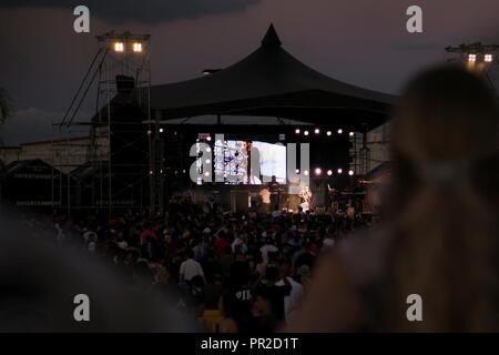 CAMP HANSEN, Okinawa, Japan - die Menschen sehen das Konzert am 22. Juli an Bord Camp Hansen, Okinawa, Japan. Künstler wie Schwester Seele, Awich und Shaggy für die lokale und militärischen Gemeinschaft durchgeführt. Das kostenlose Konzert war offen für alle militärischen und lokalen Gemeinschaften. Die Größe der Masse die Erwartungen übertroffen, die Fans standen Hunderte Meter außerhalb der ausgewiesenen Konzert. Stockfoto