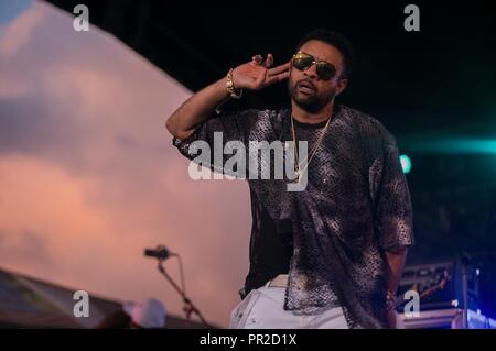 CAMP HANSEN, Okinawa, Japan - Shaggy bei einem Konzert 22. Juli an Bord Camp Hansen, Okinawa, Japan in die Menge jubeln hört. Shaggy, einer ehemaligen Field Artillery Kanone crewmember für das Marine Corps, ist jetzt ein Jamaican-American reggae Fusion Sänger und DJ. Das kostenlose Konzert war offen für das Militär und die lokale Gemeinschaft. Stockfoto