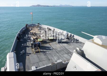 CORAL SEA (24 Juli 2017) Matrosen an Bord des amphibious Transport dock USS Green Bay LPD (20) Der Hafen Anker in gut deck Operationen zu erleichtern Schiffsausrüstung für Talisman Sabre 17 zu laden. Talisman Säbel ist eine Biennale USA - Australien bilaterale Übung gehalten weg von der Küste von Australien gedacht, um die Interoperabilität zu erreichen und den USA - Australien Bündnis stärken. Stockfoto