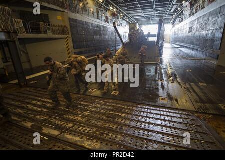 CORAL SEA (24 Juli 2017) Marines, ab dem 31. Marine Expeditionary Unit (MEU), aussteigen Landing Craft utility 1666 in der gut Deck des amphibious Transport dock USS Green Bay LPD (20) Nach der Talisman Sabre 17. Talisman Säbel ist eine Biennale USA - Australien bilaterale Übung gehalten weg von der Küste von Australien gedacht, um die Interoperabilität zu erreichen und den USA - Australien Bündnis stärken. Stockfoto