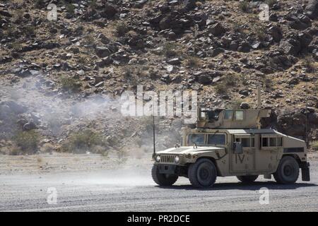 Ein US-Marine mit der Bekämpfung der Logistik Bataillon 2, Marine Air Ground Task Force-8 (MAGTF-8) Brände ein M2 .50 Kaliber Gewehr aus einem Humvee während der Durchführung eines motorisierten Feuer und Bewegung Übung (MFME) Während der integrierte Ausbildung Übung (ITX) 5-17 in der Marine Corps Air Ground Combat Center, Twentynine Palms, Calif., 23. Juli 2017. Der Zweck von ITX ist eine anspruchsvolle, realistische Umgebung, produziert combat ready"-Kräfte, die als integrierte Magtf zu erstellen. Stockfoto