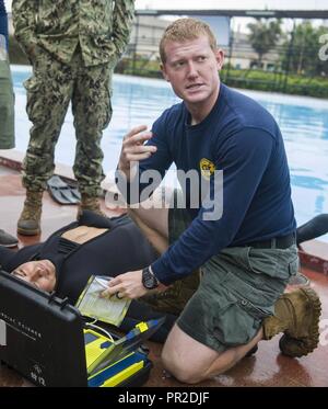 Peru (24 Juli 2017) Hospital Corpsman 2. Klasse Andy Adams, auf Mobile Tauchen Bergung Einheit 1 zugewiesen, gibt eine medizinische Ausbildung bei einer gemeinsamen Übung mit peruanischen Matrosen als Teil der UNITAS 2017. UNITAS ist eine jährliche, multinationale Übung, die auf die Stärkung unserer bestehenden regionalen Partnerschaften konzentriert und ermutigt zur Gründung neuer Beziehungen durch den Austausch von maritimen Mission - fokussiertes Wissen und Know-how bei multinationalen Ausbildungsmaßnahmen. Stockfoto