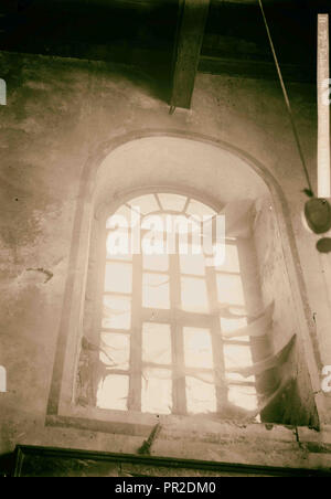 Bethlehem und Umgebung Cob-webbed Fenster in der Kirche, Kirche der Geburt 1900, West Bank, Bethlehem, Israel Stockfoto