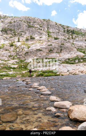 Ein Teenager backpacker Kreuze Evolution See Einlass. John Muir Trail/Pacific Crest Trail; Sequoia Kings Canyon Wilderness; Kings Canyon National Park; S Stockfoto