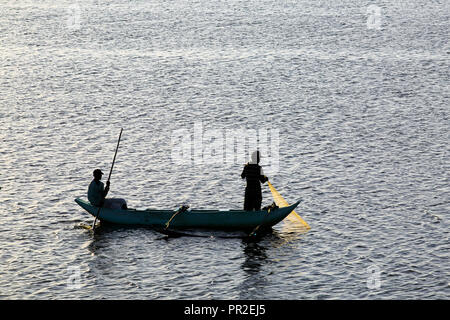 Fischer im einfachen Kanu-Dugout-Angeln auf Arugam Lagoon, Sri Lanka Stockfoto