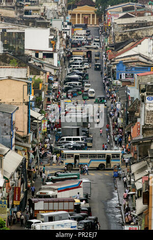 Ansicht der geschäftigen Innenstadt von Kandy, Sri Lanka Stockfoto