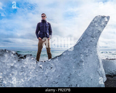 Geschäftsreisende genießen die spektakuläre Aussicht auf Diamond Beach in Island Stockfoto