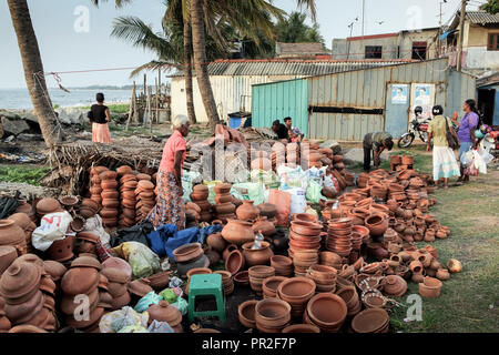 Frau verkaufen tongefäße von Beach in Negombo, Sri Lanka Stockfoto