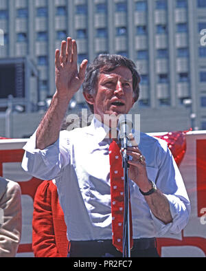 Der ehemalige US-Senator Gary Hart laufen für Senator Gary Hart laufen für die demokratische Präsidentschaftskandidatur im Jahr 1988, in San Francisco, Kalifornien Stockfoto