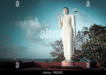 Riesige Buddha-Statue am Gokanna Rajamaha Viharaya Tempel auf Fort Frederick, Trincomalee, Sri Lanka Stockfoto