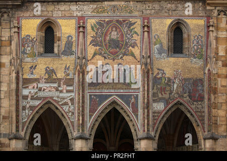 Letzte Urteil in das Mosaik von 1370-1371 über die Golden Gate an der Südfassade von St. Vitus Kathedrale in Prag Prager Burg dargestellt, Tschechische Republik. Das Fenster der Krone Kammer (Korunní komora), wo die böhmischen Kronjuwelen befinden, ist im Bild rechts zu sehen ist. Stockfoto