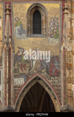 Die Verdammten zu Fuß in Richtung Hölle in den letzten Urteil Mosaik datiert von 1370-1371 über die Golden Gate an der Südfassade von St. Vitus Kathedrale in Prag Prager Burg dargestellt, Tschechische Republik. Das Fenster der Krone Kammer (Korunní komora), wo die böhmischen Kronjuwelen platziert sind, ist auf dem Bild zu sehen. Stockfoto