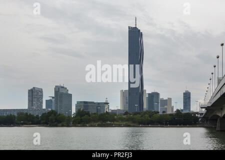 DC Tower 1 auch als die Donau City Tower 1 vom französischen Architekten Dominique Perrault und im Jahr 2014 in der Donaustadt in Wien, Österreich, abgeschlossen. Stockfoto