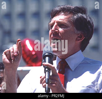 Der ehemalige US-Senator Gary Hart laufen für Senator Gary Hart laufen für die demokratische Präsidentschaftskandidatur im Jahr 1988, in San Francisco, Kalifornien Stockfoto