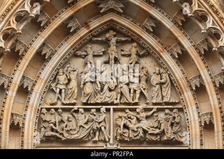 Tympanon des Hauptportals von Saint Vitus Kathedrale in der Prager Burg in Prag, Tschechische Republik. Die Kreuzigung, ergebe sich aus dem Strafvollzugsgesetz und Christus und die Beweinung Christi sind im Relief dargestellt durch tschechische Bildhauer Karel Dvořák (1949). Stockfoto