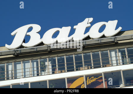 Bata Shoe Store entworfen von Tschechischen funktionalistischen Architekten Ludvík Kysela (1927) auf dem Wenzelsplatz in Prag, Tschechische Republik. Stockfoto