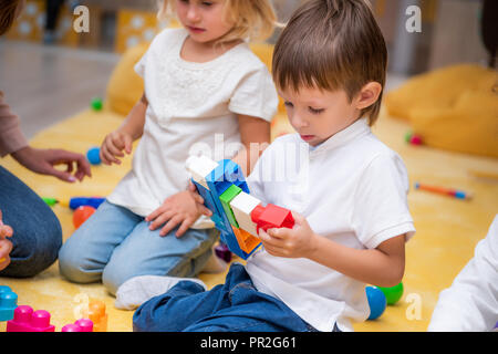 Gruppe von Kindern spielen mit konstruktor im Kindergarten Stockfoto