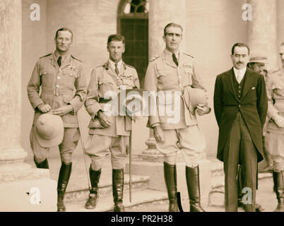 10/6/32 im Palace etc., Bagdad. Zwei Briten und ein Australier R.A.F. (?) Offizier. Ein Mann im Frack. 1932, Irak, Bagdad Stockfoto