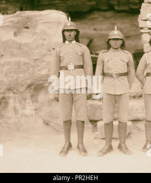 Soldaten an Petra. 1925, Jordanien, Petra, ausgestorbene Stadt Stockfoto