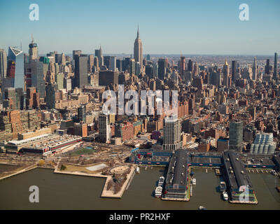 Midtown Manhattan von einem Helikopterflug über Hudson River aus gesehen Stockfoto