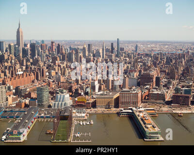 Midtown Manhattan von einem Helikopterflug über Hudson River aus gesehen Stockfoto