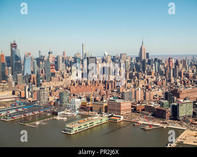 Midtown Manhattan von einem Helikopterflug über Hudson River aus gesehen Stockfoto