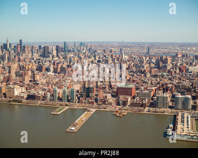 Midtown Manhattan von einem Helikopterflug über Hudson River aus gesehen Stockfoto