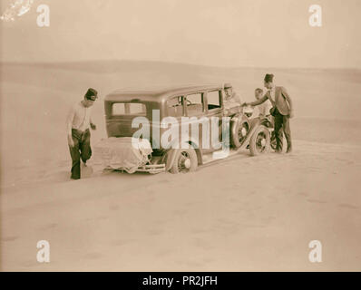 Auf den Sinai mit dem Auto Auto stecken mitten in einer Sanddüne. Sandverwehungen auf der anderen Straßenseite. 1920, im Nahen Osten, Israel und/oder Palästina Stockfoto