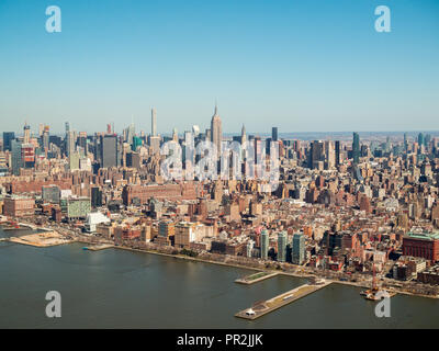 Midtown Manhattan von einem Helikopterflug über Hudson River aus gesehen Stockfoto