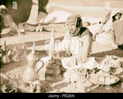 Beduinen leben in Trans-Jordan. Stampfende Kaffee eine rhythmische Melodie. 1920, Jordanien Stockfoto