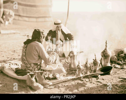 Beduinen leben in Trans-Jordan. Ein Array von kaffeekannen rund um das Feuer. 1920, Jordanien Stockfoto