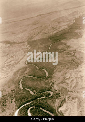 Luft Ansichten von Palästina. Flying South über den Jordan Rift. Jordan's Serpentine Kurs. Zwischen See Genezareth und dem Toten Meer. 1931 Stockfoto